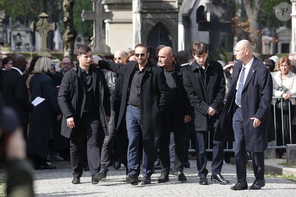 Michel Ferracci et ses fils Enzo et Mael arrivent à l'enterrement de l'actrice belge Emilie Dequenne au crématorium du cimetière du Père Lachaise à Paris, France, le 26 mars 2025. Emilie Dequenne, qui avait remporté le prix de la meilleure actrice au Festival de Cannes en 1999 pour son premier rôle dans le film Rosetta des Dardenne, est décédée à l'âge de 43 ans des suites d'un cancer rare des glandes surrénales. Photo by Nasser Berzane/ABACAPRESS.COM
