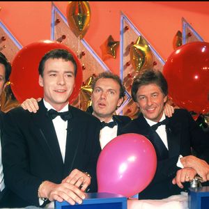 Archives - Patrick Chêne, Pascal Brunner, Julien Lepers, Henri Sannier et Laurent Broomhead lors de l'émission *Questions pour un champion* en 1997 COADIC GUIREC / BESTIMAGE