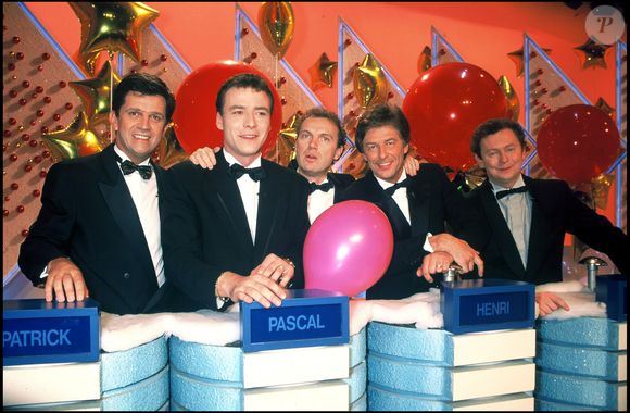 Archives - Patrick Chêne, Pascal Brunner, Julien Lepers, Henri Sannier et Laurent Broomhead lors de l'émission *Questions pour un champion* en 1997 COADIC GUIREC / BESTIMAGE