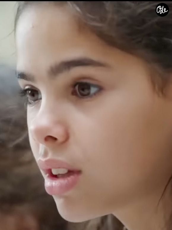 Lila Debbouze, la fille de Mélissa Theuriau et Jamel Debbouze, fait une première apparition remarquée à la télévision dans le documentaire Le Temps des femmes, diffusé sur France 2 et produit par sa mère. © Capture TV France 2 via Bestimage