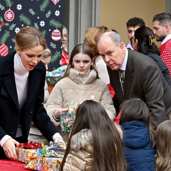 Le prince Albert II de Monaco, la princesse Charlene et leurs enfants la princesse Gabriella et le prince héréditaire Jacques ont accueilli les enfants monégasque pour le traditionnel arbre de Noël du Palais à Monaco, le 17 décembre 2025. © Bruno Bebert/Bestimage