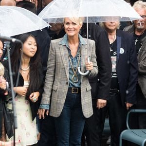 Laeticia Hallyday et sa fille Jade - Inauguration de l'esplanade "Johnny Hallyday" et de la statue "Quelque chose de ..." de l'artiste Bertrand Lavier sur le parvis de la salle de concert AccorHotels Arena Paris Bercy à Paris. Le 14 septembre 2021. © Agence / Bestimage