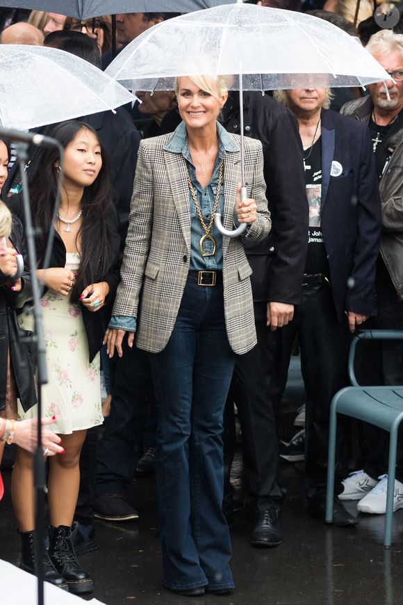 Laeticia Hallyday et sa fille Jade - Inauguration de l'esplanade "Johnny Hallyday" et de la statue "Quelque chose de ..." de l'artiste Bertrand Lavier sur le parvis de la salle de concert AccorHotels Arena Paris Bercy à Paris. Le 14 septembre 2021. © Agence / Bestimage