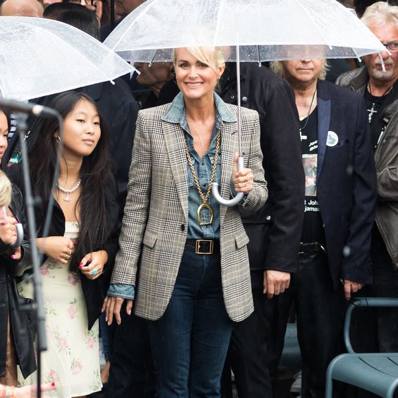 Laeticia Hallyday et sa fille Jade - Inauguration de l'esplanade "Johnny Hallyday" et de la statue "Quelque chose de ..." de l'artiste Bertrand Lavier sur le parvis de la salle de concert AccorHotels Arena Paris Bercy à Paris. Le 14 septembre 2021. © Agence / Bestimage