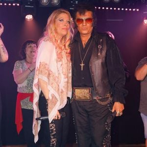 Loana (Loana Petrucciani), Eric Prayer (sosie d'Elvis Presley) - Concert de Eryl Prayer (sosie d'Elvis Presley) lors de la tournée "Elvis Tour intimiste" avec la participation de Loana au bateau théâtre "Le Nez Rouge" à Paris, le 26 juin 2021. © Christophe Clovis / Bestimage No web pour Belgique et Suisse