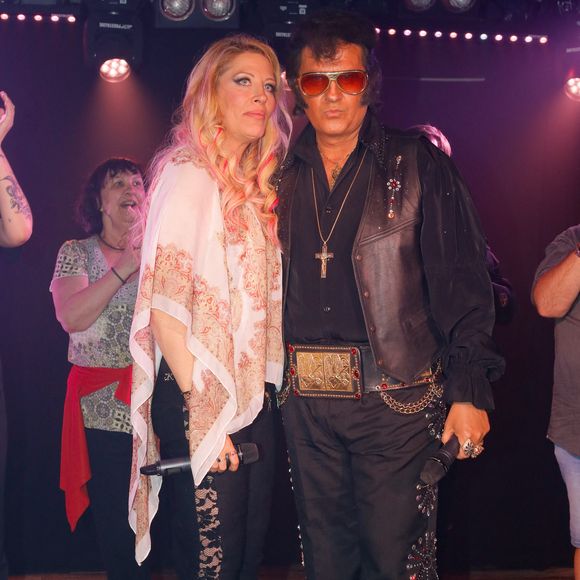Loana (Loana Petrucciani), Eric Prayer (sosie d'Elvis Presley) - Concert de Eryl Prayer (sosie d'Elvis Presley) lors de la tournée "Elvis Tour intimiste" avec la participation de Loana au bateau théâtre "Le Nez Rouge" à Paris, le 26 juin 2021. © Christophe Clovis / Bestimage No web pour Belgique et Suisse