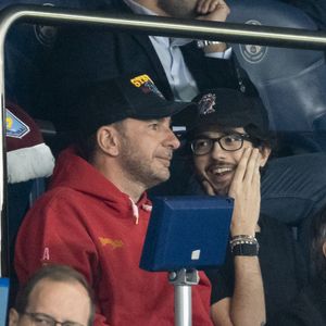 Michaël Youn et Sean Obispo - Célébrités des les tribunes lors du match aller du quart de finale de Ligue des champions entre le PSG et Aston Villa (3-1) au Parc des Princes à Paris le 9 avril 2025. © Cyril Moreau/Bestimage