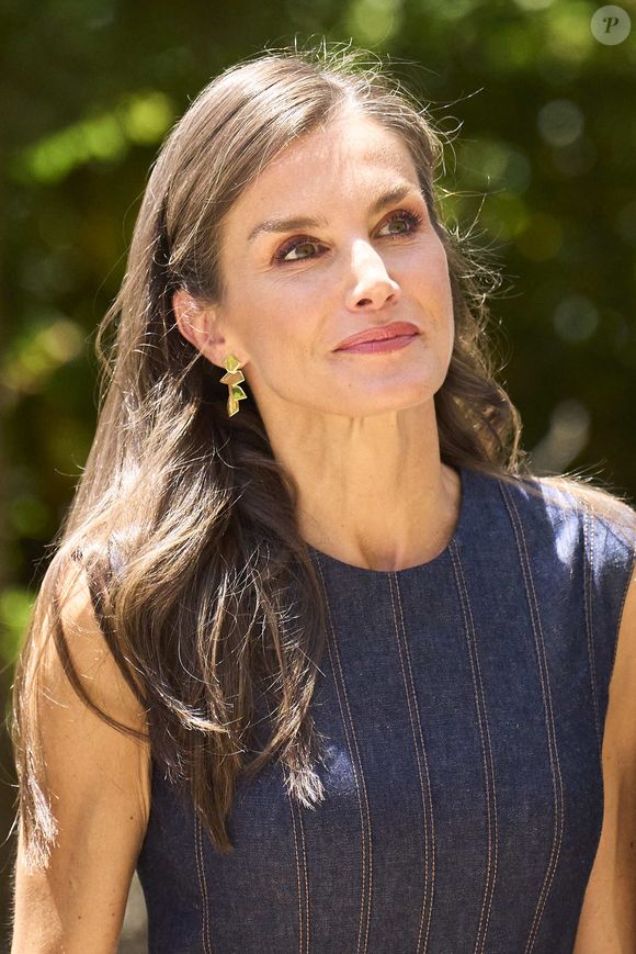 Suivant le régime du Dr Nicholas Perricone, elle mise sur des aliments anti-inflammatoires capables de préserver la jeunesse de la peau et de renforcer l’organisme. 

Le roi Felipe VI d'Espagne et la reine Letizia d'Espagne visitent l'abbaye de Montserrat à Monistrol de Montserrat, le 23 juin 2025. © Zuma Press / Bestimage