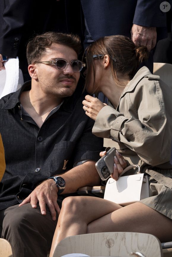 Antoine Dupont et sa compagne Iris Mittenaere en tribunes lors de la finale messieurs des Internationaux de France de Tennis de Roland Garros 2025 (jour 15), à Paris, France, le 8 juin 2025. © Cyril Moreau/Bestimage