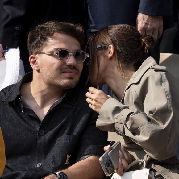 Antoine Dupont et sa compagne Iris Mittenaere en tribunes lors de la finale messieurs des Internationaux de France de Tennis de Roland Garros 2025 (jour 15), à Paris, France, le 8 juin 2025. © Cyril Moreau/Bestimage