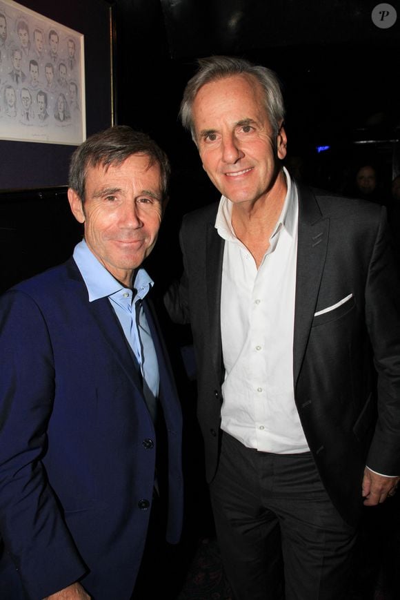 sa taille. Il mesure moins que la taille moyenne des hommes.

Exclusif - David Pujadas et Bernard de La Villardière - Première édition du "Prix littéraire Castel" chez Castel (club privé-restaurant) à Paris le 7 novembre 2022
© Philippe Baldini / Bestimage
