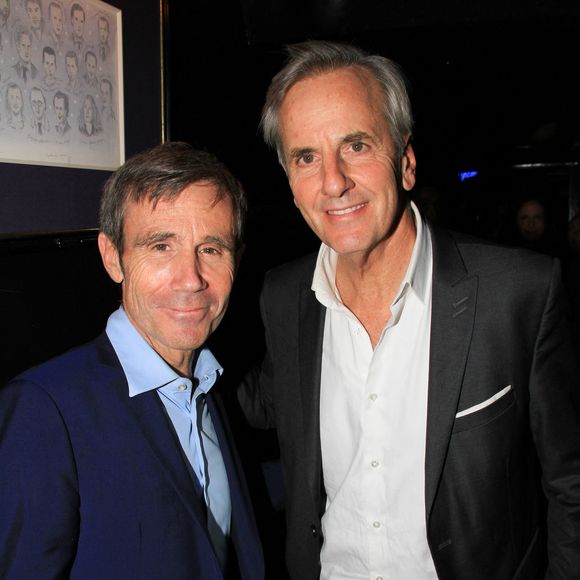 sa taille. Il mesure moins que la taille moyenne des hommes.

Exclusif - David Pujadas et Bernard de La Villardière - Première édition du "Prix littéraire Castel" chez Castel (club privé-restaurant) à Paris le 7 novembre 2022
© Philippe Baldini / Bestimage