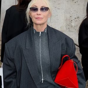 Emmanuelle Beart quitte le défilé Christopher Esber SS2025 vêtue d'un tailleur Christopher Esber et d'un sac rouge Christopher Esber lors de la semaine de la mode printemps-été 2025 à Paris, France, le 26 septembre 2024. Photo de Malu Pictures/Splash News/ABACAPRESS.COM