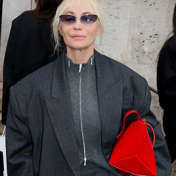 Emmanuelle Beart quitte le défilé Christopher Esber SS2025 vêtue d'un tailleur Christopher Esber et d'un sac rouge Christopher Esber lors de la semaine de la mode printemps-été 2025 à Paris, France, le 26 septembre 2024. Photo de Malu Pictures/Splash News/ABACAPRESS.COM