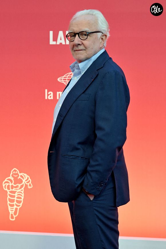 La Maison du Peuple, imaginée notamment par Eugène Beaudouin, Marcel Lods et les ateliers de Jean Prouvé, avait fermé dans les années 1990 après avoir accueilli marché, cinéma, théâtre et événements politiques.

Le chef Alain Ducasse - Cérémonie des remises des Etoiles Michelin 2026 au Grimaldi Forum à Monaco le 16 mars 2026. 1 étoile, 7 nouveaux 2 étoiles et 1 nouveau 3 étoiles pour l'édition 2026 © Bruno Bebert/Bestimage