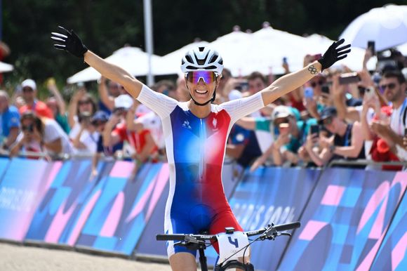 Pauline Ferrand-Prévot décroche la médaille d'or en VTT cross-country lors des Jeux Olympiques 2024 (JO 2024) à Élancourt dans les Yvelines le 28 juillet 2024. Photo par Federico Pestellini / Panoramic / Bestimage
