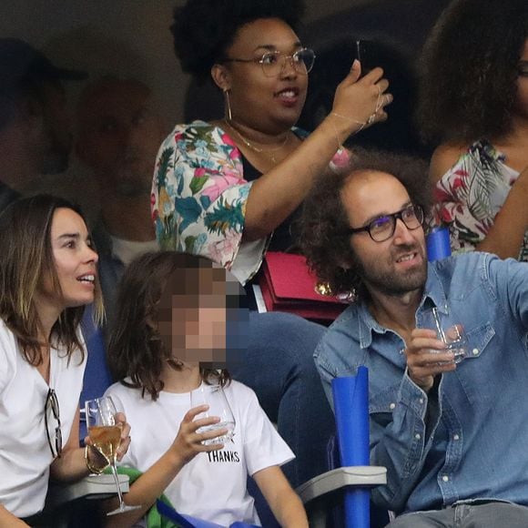 Élodie Bouchez, son mari Thomas Bangalter (groupe Daft Punk), leur fils Roxan et Alicia Aylies (Miss France 2017) dans les tribunes lors de la Ligue des nations opposant la France aux Pays-Bas, au Stade de France, à Saint-Denis, Seine Saint-Denis, France, le 9 septembre 2018. La France a gagné 2-1. © Cyril Moreau/Bestimage