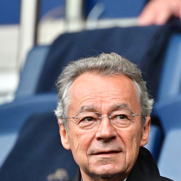 Michel Denisot dans les tribunes du match de football de Ligue 1 McDonald's opposant le  RC Lens au Paris Saint-Germain (PSG) (0-2) au Parc des Princes à Paris le 14 septembre 2025. © Christian Liewig/Bestimage