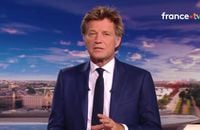 Laurent Delahousse s'adresse à Anne-Sophie Lapix dans son JT sur France 2, au lendemain du départ de sa collègue.