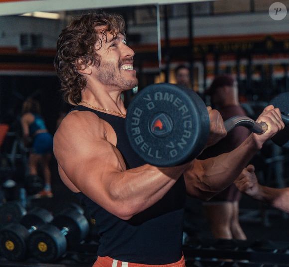 Les photos publiées montrent que Joseph est le portrait craché de son père, avec une carrure similaire.

Joseph Baena suit les traces de son célèbre père et remporte sa première compétition de bodybuilding. Instagram