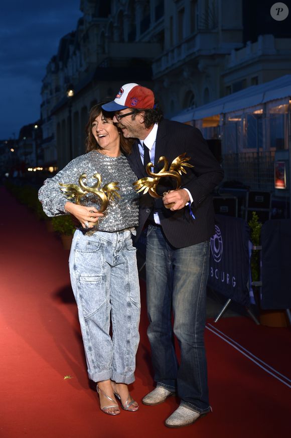 Romane Bohringer et Philippe Rebbot (prix du Meilleur premier film pour "L'amour flou") - Les people posent avec leur prix lors du Festival du Film Romantique de Cabourg, le 15 juin 2019. © Giancarlo Gorassini/Bestimage