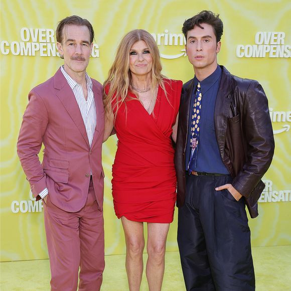 James Van Der Beek, Benito Skinner et Connie Britton - Première de la série "Overcompensating" à Los Angeles, le 14 mai 2025.