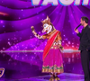 Qui se cache sous ce costume ?
La Vache, Deuxième prime de Mask Singer, capture d'écran TF1