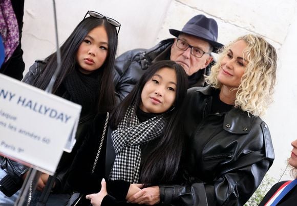 Laeticia Hallyday, ses filles Joy et Jade, Jean-Claude Camus lors de l'inauguration d'une plaque commémorative en hommage à Johnny Hallyday devant l'immeuble où le chanteur français a grandi dans le 9ème arrondissement de Paris, France, le 22 décembre 2023 © Dominique Jacovides/Bestimage