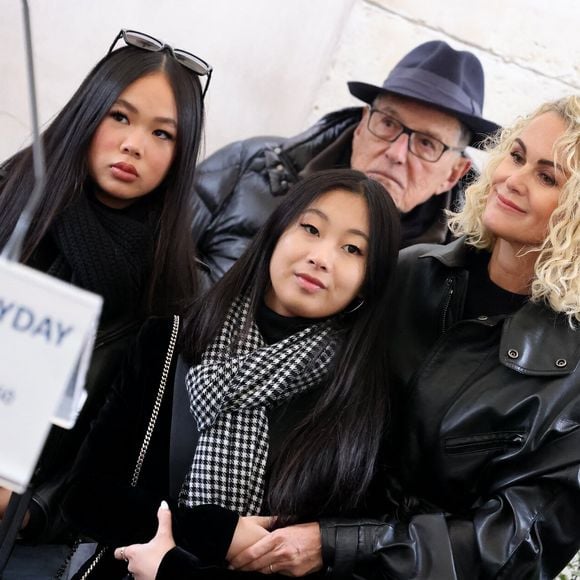 Laeticia Hallyday, ses filles Joy et Jade, Jean-Claude Camus lors de l'inauguration d'une plaque commémorative en hommage à Johnny Hallyday devant l'immeuble où le chanteur français a grandi dans le 9ème arrondissement de Paris, France, le 22 décembre 2023 © Dominique Jacovides/Bestimage