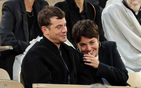 Alice Isaaz et son compagnon Léo Dussollier dans les tribunes lors de la session du soir des Internationaux de France de Tennis de Roland Garros 2025, à Paris, France, le 4 juin 2025. © Jacovides-Moreau/Bestimage