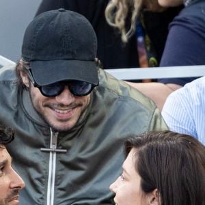 François Civil et sa compagne Adele Exarchopoulos en tribunes lors de la finale messieurs des Internationaux de France de Tennis de Roland Garros 2025 (jour 15), à Paris, France, le 8 juin 2025. © Cyril Moreau/Bestimage