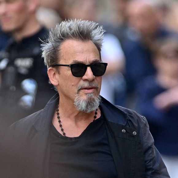 Florent Pagny assiste aux funérailles de Thierry Ardisson à l'église Saint Roch à Paris, France, le 17 juillet 2025. Photo par Franck Castel/ABACAPRESS.COM
