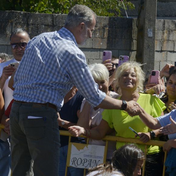 Leur objectif était d’évaluer les dégâts, d’écouter les habitants et de saluer les équipes mobilisées.


Le roi Felipe VI et la reine Letizia saluent leurs voisins lors d'une visite à Ourense, le 28 août 2025, à Ourense, en Galice, en Espagne. Le roi et la reine d'Espagne effectuent aujourd'hui une visite officielle dans différentes parties de la province d'Ourense, la région la plus touchée par la récente vague d'incendies de forêt. L'objectif de cette visite est de constater de visu l'étendue des dégâts, d'écouter les demandes des habitants et de transmettre un message de soutien et de solidarité. La journée débutera au centre de coordination du district forestier XIV, à Verín, et se terminera par une visite à l'école publique de Medeiros. © Rosa Veiga/Europa Press/Bestimage