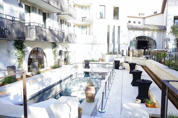 Patrick Bruel inaugure son hôtel cinq étoiles "L'Isle de Leos MGallery" à L'Isle-sur-la-Sorgue, France, le 23 septembre 2025. 
L’Isle de Leos Hôtel & Spa MGallery Collection . © Jack Tribeca / Bestimage