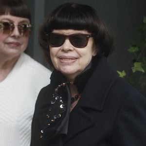 Mireille Mathieu arrive à l'enregistrement de l'émission "Vivement dimanche", le 14 novembre 2023, au studio Gabriel à Paris, diffusée le 26 novembre 2023 sur France 3. La chanteuse était accompagnée de sa soeur, Monique. 
© Christophe Clovis / Bestimage