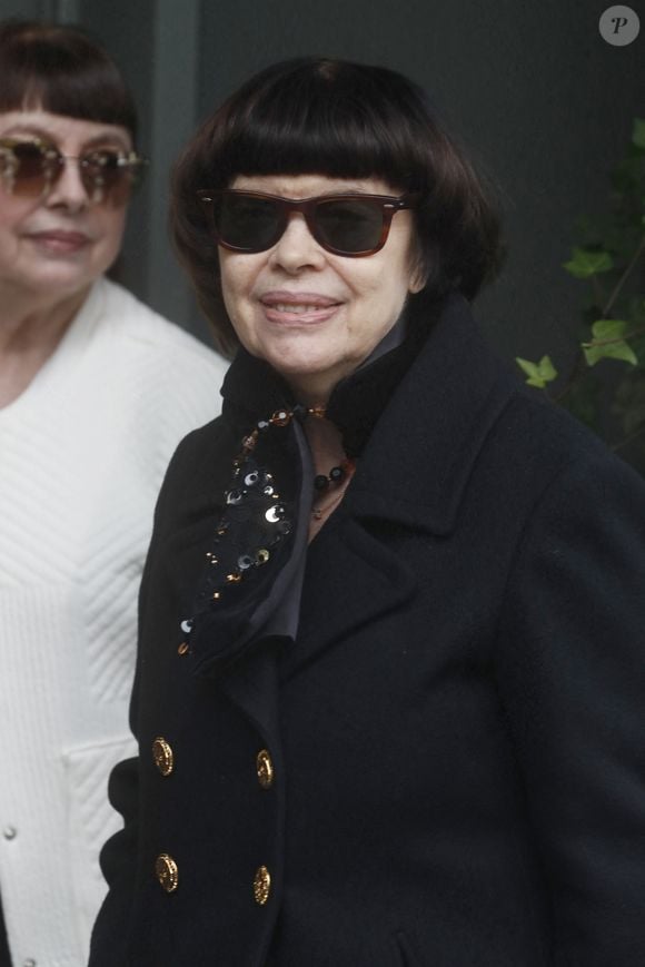 Mireille Mathieu arrive à l'enregistrement de l'émission "Vivement dimanche", le 14 novembre 2023, au studio Gabriel à Paris, diffusée le 26 novembre 2023 sur France 3. La chanteuse était accompagnée de sa soeur, Monique. 
© Christophe Clovis / Bestimage