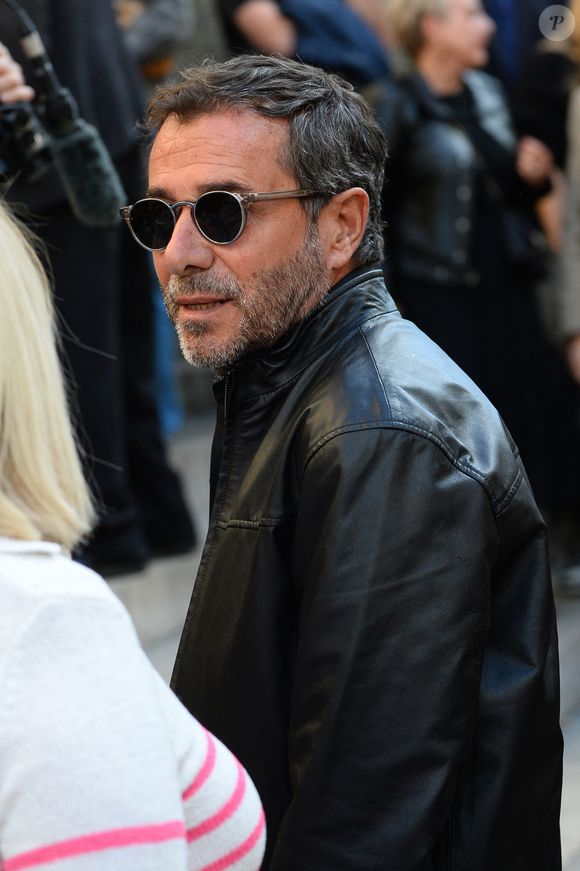 Bernard Montiel affirme alors de son côté que lui aussi croit en ces "signes".

Bernard Montiel - Obsèques de Claudia Cardinale en l’église Saint-Roch de Paris, France, le 30 septembre 2025. © Bestimage