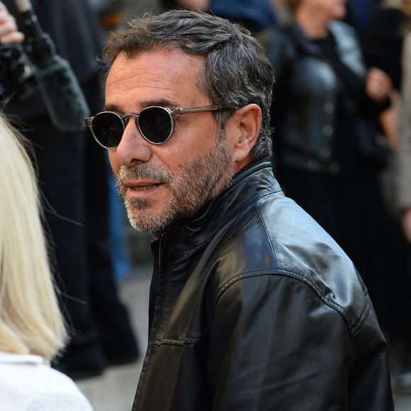 Bernard Montiel affirme alors de son côté que lui aussi croit en ces "signes".

Bernard Montiel - Obsèques de Claudia Cardinale en l’église Saint-Roch de Paris, France, le 30 septembre 2025. © Bestimage