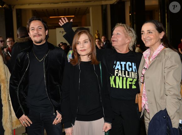 Nekfeu (Ken Samaras), Isabelle Huppert, la styliste Agnès b. (Agnès Troublé) et Dominique Blanc - People au défilé de mode "Agnès b.", collection prêt-à-porter automne-hiver 2018/2019, à Paris. Le 5 mars 2018
© CVS-Veeren / Bestimage