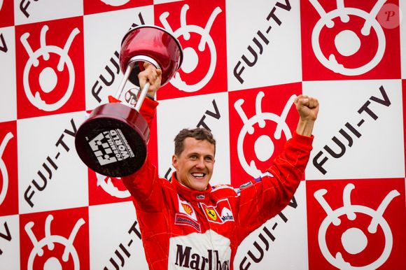 Michael Schumacher (ALL), Scuderia Ferrari Marlboro, Ferrari F1-2000, sur le podium lors du Grand Prix du Japon 2000, 16ᵉ manche du Championnat du monde de Formule 1 FIA 2000, du 6 au 8 octobre 2000 sur le circuit de Suzuka, à Suzuka, Japon.

Photo DPPI © DPPI/Bestimage
