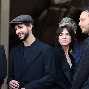 Marlowe (fils de Lou Doillon), Ben Attal, Charlotte Gainsbourg, Lou Doillon, Roman de Kermadec (fils de Kate Barry) - Arrivées des célébrités aux obsèques de Jane Birkin en l'église Saint-Roch à Paris. Le 24 juillet 2023 © Jacovides-KD Niko / Bestimage