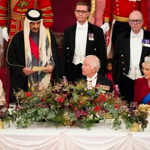 La reine portait une robe en velours rouge Fiona Clare, accessoirisée du diadème kokochnik de la reine Alexandra, hérité d'Elizabeth II
Le roi Charles III d'Angleterre et Camilla Parker Bowles, reine consort d'Angleterre, la princesse Anne - L'émir du Qatar Tamim ben Hamad Al-Thani et sa femme au dîner d'Etat au palais de Buckingham lors de sa visite d'Etat au Royaume-Uni, le 3 décembre 2024.