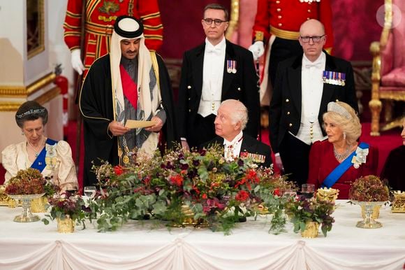 La reine portait une robe en velours rouge Fiona Clare, accessoirisée du diadème kokochnik de la reine Alexandra, hérité d'Elizabeth II
Le roi Charles III d'Angleterre et Camilla Parker Bowles, reine consort d'Angleterre, la princesse Anne - L'émir du Qatar Tamim ben Hamad Al-Thani et sa femme au dîner d'Etat au palais de Buckingham lors de sa visite d'Etat au Royaume-Uni, le 3 décembre 2024.