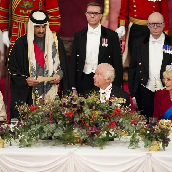 La reine portait une robe en velours rouge Fiona Clare, accessoirisée du diadème kokochnik de la reine Alexandra, hérité d'Elizabeth II
Le roi Charles III d'Angleterre et Camilla Parker Bowles, reine consort d'Angleterre, la princesse Anne - L'émir du Qatar Tamim ben Hamad Al-Thani et sa femme au dîner d'Etat au palais de Buckingham lors de sa visite d'Etat au Royaume-Uni, le 3 décembre 2024.
