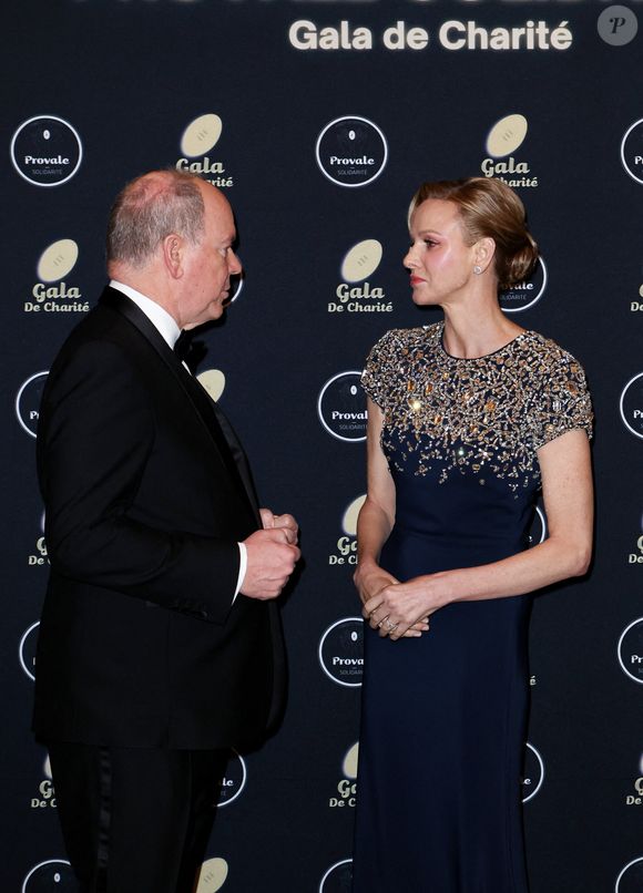 Au total, la soirée a permis de récolter 123 500 euros pour soutenir les joueurs et joueuses de rugby en difficulté.

Le prince Albert II de Monaco, La princesse Charlène de Monaco lors de la soirée de gala Provale Solidarité à l'hôtel Four Seasons Hôtel, George V à Paris le 13 mars 2026. © Dominique Jacovides / Bestimage