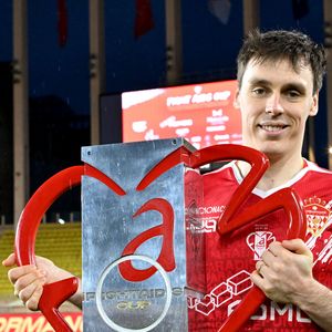 Louis Ducruet et le trophée de la rencontre durant la sixième édition de la Fight Aids Cup, un match de football caritatif au stade Louis II à Monaco, le 25 janvier 2026© Bruno Bebert / Bestimage