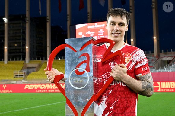 Louis Ducruet et le trophée de la rencontre durant la sixième édition de la Fight Aids Cup, un match de football caritatif au stade Louis II à Monaco, le 25 janvier 2026© Bruno Bebert / Bestimage