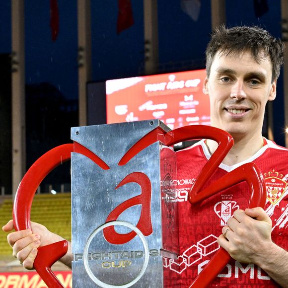 Louis Ducruet et le trophée de la rencontre durant la sixième édition de la Fight Aids Cup, un match de football caritatif au stade Louis II à Monaco, le 25 janvier 2026© Bruno Bebert / Bestimage