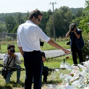 Anthony Delon et son demi-frère Alain-Fabien découvrent les hommages devant les grilles de la propriété de Douchy, quelques heures avant les obsèques de leur père, A.Delon, le 24 août 2024. © Agence / Bestimage