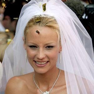 Pour leurs noces de porcelaine, Elodie confirme à Ôde que Bertrand est un homme en or.


Mariage d'Éloïde Gossuin, ancienne Miss France et Miss Europe, et de Bertrand Lacherie à l'église de Compiègne et à la mairie de Trosly-Breuil, dans le nord de la France, le 1er juillet 2006. Photo : Nebinger-Suu/ABACAPRESS.COM